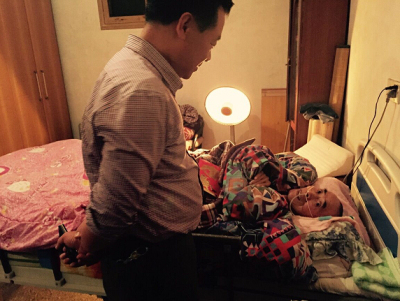 苏董看望老员工.jpg 苏董看望老员工.jpg