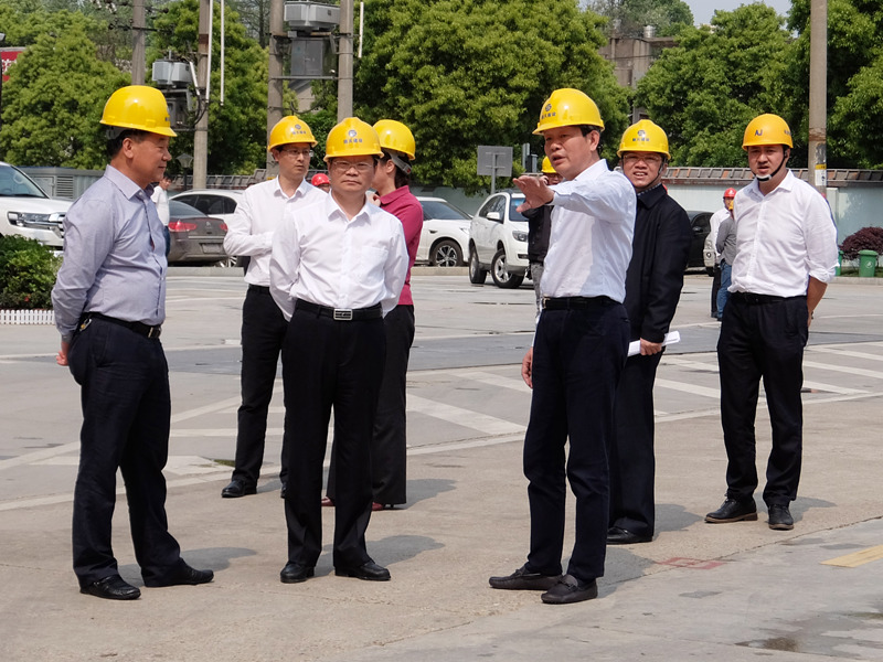 胡忠雄市长一行实地查看双河湾农民安置房工地现场_副本.jpg 胡忠雄市长一行实地查看双河湾农民安置房工地现场_副本.jpg