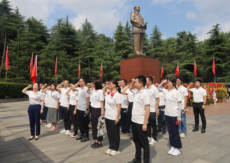 党员在主席铜像旁重温入党誓词.jpg 党员在主席铜像旁重温入党誓词.jpg